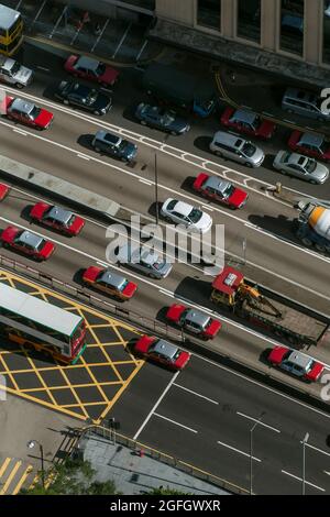 Taxi e altro traffico su Connaught Road, dal tetto del 2ifc, l'edificio più alto dell'Isola di Hong Kong Foto Stock