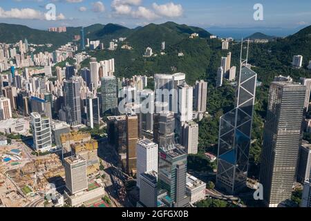 Gli alti blocchi di appartamenti residenziali della Happy Valley dietro gli edifici commerciali di Admiralty, con il cantiere Tamar, 2010 Foto Stock