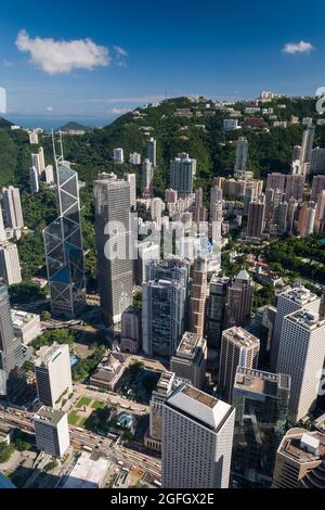 Gli alti blocchi di appartamenti residenziali di Mid-level e case di lusso sul Peak dietro gli edifici commerciali di Central, Hong Kong Island Foto Stock