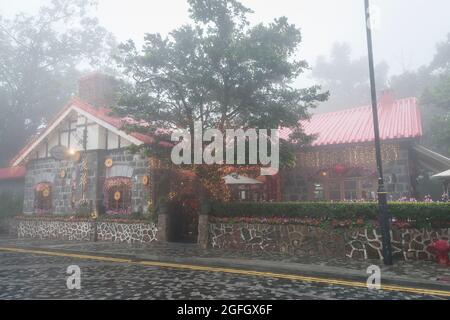 Il ristorante Peak Lookout, Hong Kong Island, nella nebbia, decorato Capodanno Cinese Foto Stock