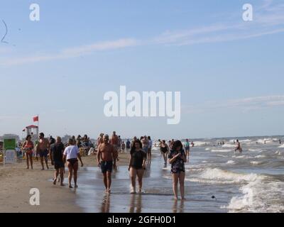 Italia, Riccione. 25 ago 2021. (INT) i bagnanti godono del calore sulla spiaggia di Riccione. 25 agosto 2021, Riccione, Italia: Anche con il Green Pass obbligatorio per il viaggio, molti turisti continuano ad arrivare in Riviera Romalo, Italia, per godersi l'estate europea. E dal 1° settembre inizia il nuovo decreto per il trasporto e la scuola. (Credit Image: © Josi Donelli/TheNEWS2 via ZUMA Press Wire) Foto Stock