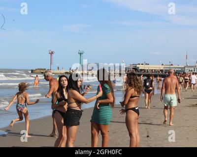 Italia, Riccione. 25 ago 2021. (INT) i bagnanti godono del calore sulla spiaggia di Riccione. 25 agosto 2021, Riccione, Italia: Anche con il Green Pass obbligatorio per il viaggio, molti turisti continuano ad arrivare in Riviera Romalo, Italia, per godersi l'estate europea. E dal 1° settembre inizia il nuovo decreto per il trasporto e la scuola. (Credit Image: © Josi Donelli/TheNEWS2 via ZUMA Press Wire) Foto Stock