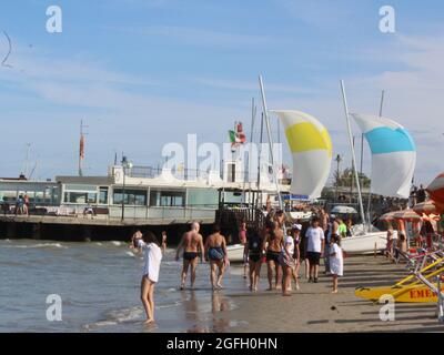 Italia, Riccione. 25 ago 2021. (INT) i bagnanti godono del calore sulla spiaggia di Riccione. 25 agosto 2021, Riccione, Italia: Anche con il Green Pass obbligatorio per il viaggio, molti turisti continuano ad arrivare in Riviera Romalo, Italia, per godersi l'estate europea. E dal 1° settembre inizia il nuovo decreto per il trasporto e la scuola. (Credit Image: © Josi Donelli/TheNEWS2 via ZUMA Press Wire) Foto Stock