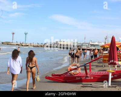 Italia, Riccione. 25 ago 2021. (INT) i bagnanti godono del calore sulla spiaggia di Riccione. 25 agosto 2021, Riccione, Italia: Anche con il Green Pass obbligatorio per il viaggio, molti turisti continuano ad arrivare in Riviera Romalo, Italia, per godersi l'estate europea. E dal 1° settembre inizia il nuovo decreto per il trasporto e la scuola. (Credit Image: © Josi Donelli/TheNEWS2 via ZUMA Press Wire) Foto Stock