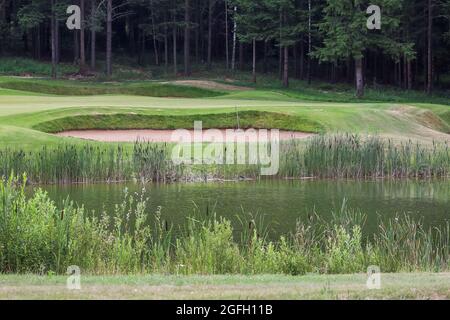 Lago circondato dal verde sul territorio del golf club. Serbatoio artificiale. Foto Stock