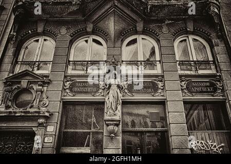 Vecchio edificio medico, Bratislava, farmacia Slovacchia, ospedale, medicina Foto Stock