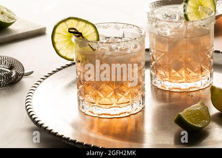 Margarita mocktails su un vassoio di metallo luminoso da dietro. Foto Stock