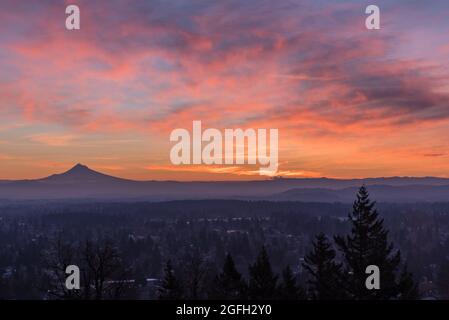 Cielo colorato all'alba sul monte Hood e Portland, Oregon, Pacifico nord-occidentale degli Stati Uniti Foto Stock