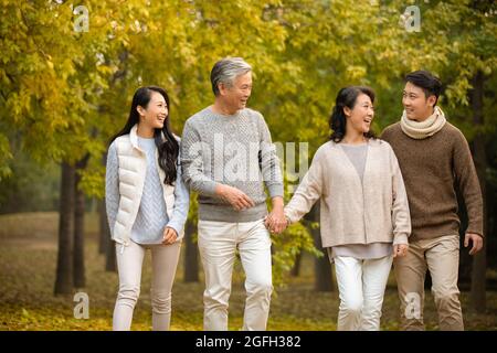 La famiglia felice passeggiate nei boschi Foto Stock