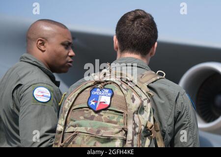 Riserva Citizen Airmen dalla 349a Air Mobility Wing alla base dell'aeronautica di Travis, California, prepararsi a partire per una missione di supporto all'evacuazione in Afghanistan, 21 agosto 2021. Il 349a AMW sta fornendo una rapida mobilità globale per assistere il Dipartimento di Stato degli Stati Uniti nell'evacuazione sicura degli americani e del personale civile alleato dall'Afghanistan. (STATI UNITI Air Force foto di Senior Airman Brady Penn) Foto Stock