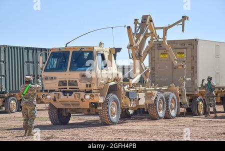 Soldati dal 528th Hospital Center, 1st Medical Brigade, 13th Expeditionary Songment Command spostare contenitori con forniture per il campo ospedale sito a Dona Ana Housing Area a Fort Bliss, Texas, il 22 agosto 2021. Presso l'area abitativa di Dona Ana è stata istituita una struttura di ruolo due. Il Dipartimento della Difesa, a sostegno del Dipartimento di Stato, fornisce trasporto e alloggio temporaneo a sostegno dell'operazione Allees Refuge. Questa iniziativa fa seguito all'impegno dell'America nei confronti dei cittadini afghani che hanno aiutato gli Stati Uniti e forniscono loro un sostegno essenziale in sé Foto Stock