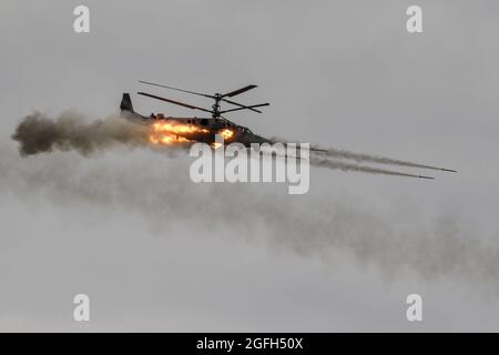 L'Air Force russa Kamov Ka-52 "Alligator" attacca l'elicottero catturato sparando durante l'annuale mostra internazionale sulla tecnologia della difesa dei Giochi dell'esercito. L'International Army Games è un evento sportivo militare russo organizzato dal Ministero della Difesa della Russia. La manifestazione, che si è disputata per la prima volta nell'agosto 2015, coinvolge quasi 30 paesi che partecipano a decine di concorsi nell'arco di due settimane per dimostrare quale sia il più qualificato. La dimostrazione dinamica fa parte della mostra pubblica dei Giochi dell'esercito (foto di Leonid Faerberg/SOPA Images/Sipa USA) Foto Stock