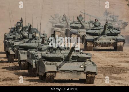 Mosca, Russia. 25 ago 2021. I carri armati T-72 B3M dell'esercito russo sono visti durante l'esposizione internazionale annuale della tecnologia di difesa dei giochi dell'esercito. L'International Army Games è un evento sportivo militare russo organizzato dal Ministero della Difesa della Russia. La manifestazione, che si è disputata per la prima volta nell'agosto 2015, coinvolge quasi 30 paesi che partecipano a decine di concorsi nell'arco di due settimane per dimostrare quale sia il più qualificato. La dimostrazione dinamica fa parte della mostra pubblica dei Giochi dell'esercito (Foto di Leonid Faerberg/SOPA Images/Sipa USA) Credit: Sipa USA/Alamy Live News Foto Stock