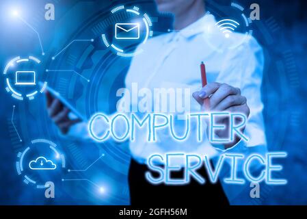 Didascalia di testo Presentazione del servizio computer. Internet Concept computer tempo o servizio compresi i servizi di elaborazione dati Lady in Uniform Holding Tablet Foto Stock