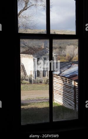 Vista del Masonic Temple/School House dalla finestra al piano superiore del Meade Hotel, Bannack state Park, MT. Foto Stock