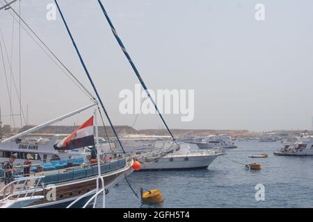 Mar Rosso, Egitto, Sharm el-Sheikh, - Agosto 05. 2021: ormeggio. Foto Stock