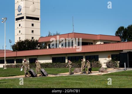 Riserva Citizen Airmen dalla 349a Air Mobility Wing alla base dell'aeronautica di Travis, California, partiranno per una missione che sostiene l'evacuazione dell'Afghanistan, 24 agosto 2021. Il 349a AMW sta fornendo una rapida mobilità globale per assistere il Dipartimento di Stato degli Stati Uniti nell'evacuazione sicura degli americani e del personale civile alleato dall'Afghanistan. (STATI UNITI Air Force foto di Master Sgt. Jose B. Aquilizan) Foto Stock