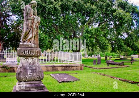 Un angelo del cimitero si erge sopra la tomba di Smith al cimitero di Magnolia, 14 agosto 2021, a Mobile, Alabama. Foto Stock