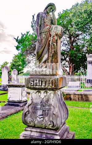 Un angelo del cimitero si erge sopra la tomba di Smith al cimitero di Magnolia, 14 agosto 2021, a Mobile, Alabama. Foto Stock