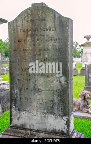 Una statua del cane si trova ai piedi di quattro tombe per bambini nella trama della famiglia Nott nel cimitero di Magnolia, 14 agosto 2021, a Mobile, Alabama. Foto Stock