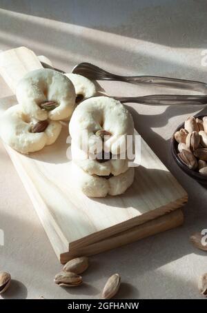 Biscotti a base di farina di mandorle con pistacchi Foto Stock