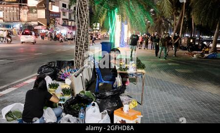 Lanterna galleggiante Festival Loi Krathong aka Loy Krathong celebrazioni 2019 Public Holiday Pattaya Beach Thailandia antiche tradizioni thailandesi Foto Stock