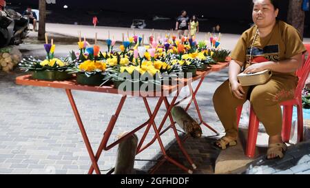 Lanterna galleggiante Festival Loi Krathong aka Loy Krathong celebrazioni 2019 Public Holiday Pattaya Beach Thailandia antiche tradizioni thailandesi Foto Stock