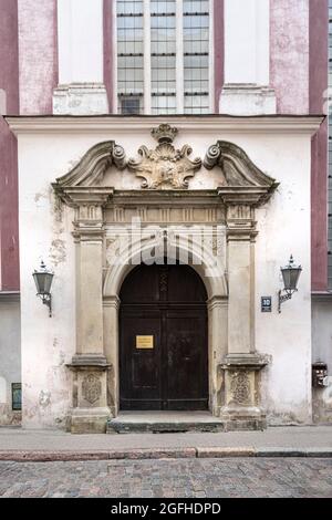 Riga, Lettonia. 22 agosto 2021. La porta d'ingresso della Chiesa della riforma nel centro della città Foto Stock