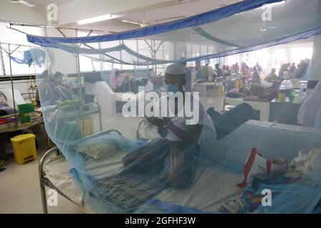 Dhaka, Bangladesh. 25 ago 2021. Un paziente infetto da dengue prega all'interno della zanzariera al Sir Salimullah Medical College Hospital a Dhaka, Bangladesh, 25 agosto 2021. Il bilancio delle vittime della dengue ha raggiunto 38 con un altro decesso nelle 24 ore fino a martedì, ha detto un rapporto della direzione generale dei servizi sanitari (DGHS). L'epidemia di dengue è diventata una causa di grande preoccupazione in quanto il paese sta combattendo la variante Delta più mortale del coronavirus con le sue limitate strutture sanitarie negli ultimi mesi. Photo by Suvra Kanti Das/ABACAPRESS.COM Credit: Abaca Press/Alamy Live News Foto Stock