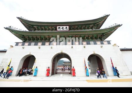 Palazzo Gyeongbokgung Guardie reali. Seul, Corea del Sud. Foto Stock