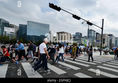 Pedoni che attraversano Sajik-ro a Seoul, Corea del Sud. Foto Stock