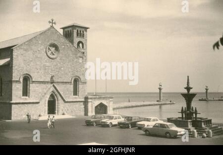 Veduta della chiesa di Evangelismos e del Colosso, Rodi, Grecia anni '60 Foto Stock