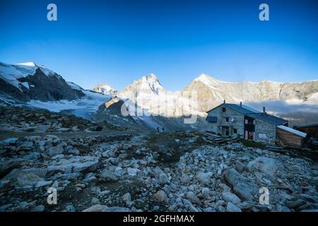 Dawn al rifugio alpino Mountet, Zinal, Svizzera, Alpi Foto Stock