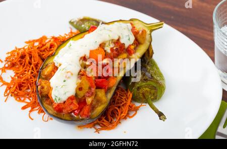 Melanzane cotte con verdure e tzatziki Foto Stock