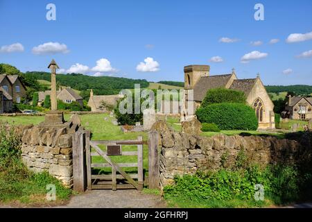 St Barnabas Chiesa subito dopo l'alba a Snowshill, Cotswolds, Gloucestershire, Inghilterra Foto Stock