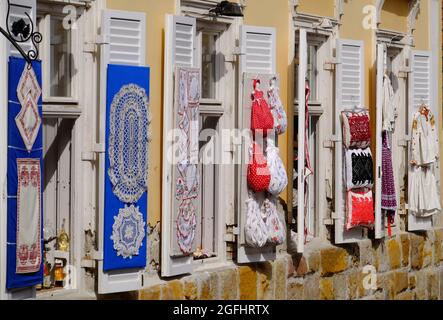 Artigianato locale (ricami, lacerature) in mostra a Szentendre sul Danubio vicino Budapest, Ungheria Foto Stock