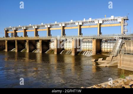 Yarrawonga Weir attraverso il fiume Murray poco prima del tramonto a Yarrawonga, Victoria, Australia Foto Stock