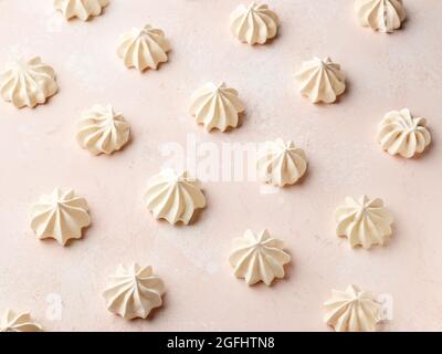 biscotti di meringa appena sfornati su sfondo rosa Foto Stock