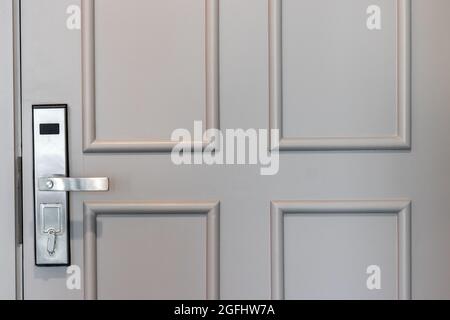 Sistemi di sicurezza con serratura digitale per una buona sicurezza della porta dell'appartamento. Maniglia porta elettronica all'interno della stanza. Foto Stock