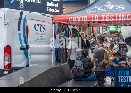New York, Stati Uniti. 25 ago 2021. Un uomo riceve un tampone nasale COVID-19 in un centro di test mobile a Times Square, nelle vicinanze della ruota panoramica di Times Square, New York City. La ruota panoramica di Times Square, alta 110 metri, situata a Broadway tra la 47th e la 48th Street, sarà aperta fino al 14 settembre 2021. Credit: SOPA Images Limited/Alamy Live News Foto Stock
