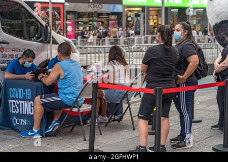 New York, Stati Uniti. 25 ago 2021. Le persone si iscrivono per un test COVID-19 presso un centro di test mobile a Times Square, nelle vicinanze della ruota panoramica di Times Square, New York City. La ruota panoramica di Times Square, alta 110 metri, situata a Broadway tra la 47th e la 48th Street, sarà aperta fino al 14 settembre 2021. Credit: SOPA Images Limited/Alamy Live News Foto Stock
