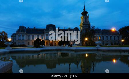 Immagine della luce notturna del Palazzo Festetics a Keszthely dell'Ungheria Foto Stock