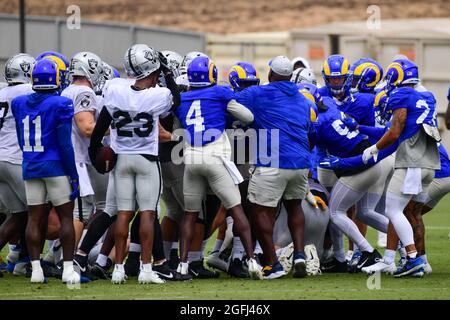 Los Angeles Rams e Las Vegas Raiders giocatori combattono durante il campo di allenamento il Mercoledì, Agosto 18, 2021, in Thousand Oaks, California (Dylan Stewart/Image of Foto Stock