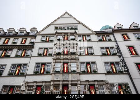 La via Kaufinger è una delle strade più antiche di Monaco e insieme alla Neuhauser Street uno dei Le più importanti vie dello shopping a Munic Foto Stock