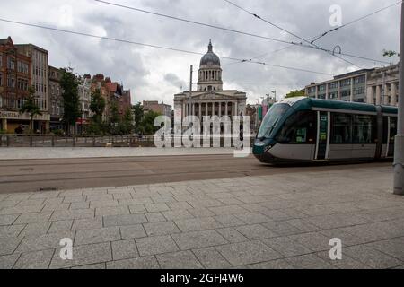 Tram vicino alla Piazza del mercato Vecchio e Nottingham Exchange, Nottingham, East Midlands, Regno Unito Foto Stock