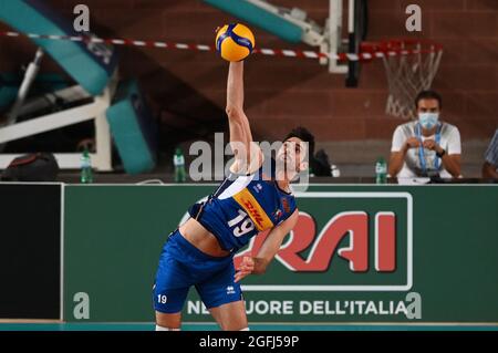 Grana Padano Arena, Mantova, Italia, 25 agosto 2021, Daniele Lavia in servizio durante il gioco amichevole 2021 - Italia vs Belgio - Pallavolo Test Match Foto Stock