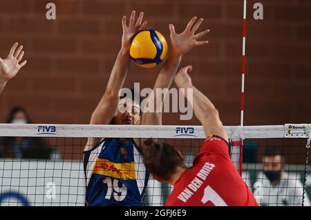 Grana Padano Arena, Mantova, Italia, 25 agosto 2021, Bram Van den Dries bloccato da Daniele Lavia durante il gioco amichevole 2021 - Italia vs Belgio - Voll Foto Stock