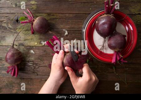 Presentazione di foto del momento quando si Pelare le barbabietole Foto Stock