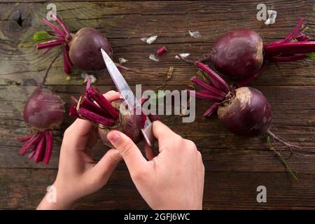 Presentazione di foto del momento quando si Pelare le barbabietole Foto Stock