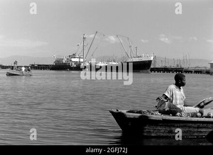 Fischer bei der Arbeit im Hafen von Port-au-Prince, Haiti, 1966. Pescatori al lavoro nel porto marittimo di Port-au-Prince, Haiti, 1966. Foto Stock